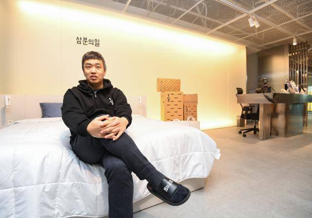 전주훈 삼분의일 대표가 서울 강남역 인근 강남체험관에서 판매 중인 메모리폼 매트리스에 앉아 사업 계획을 설명하고 있다. 김영원 인턴기자
