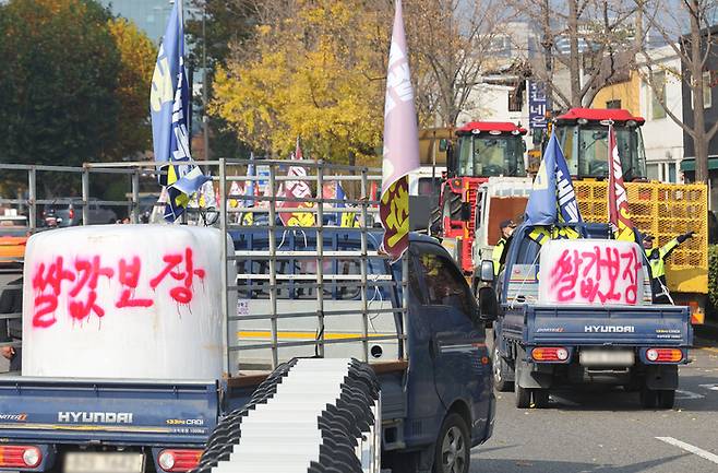 전국농민회총연맹 관계자들이 지난해 11월 8일 오후 서울 용산구 삼각지역 인근에서 쌀값 보장 등을 촉구하는 ‘전국 농민 결의대회’를 하기 위해 집결하고 있다. 연합뉴스.