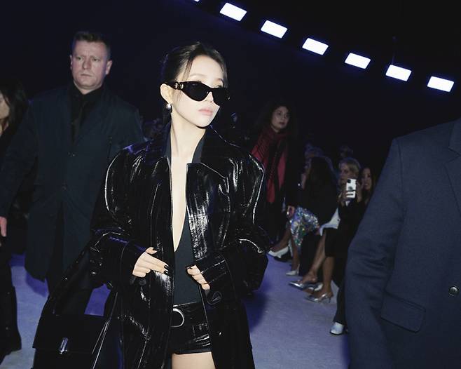 사진 : 페라가모(FERRAGAMO), (여자)아이들 소연. 이탈리아 밀라노 2023 F/W 패션쇼 ⓒFERRAGAMO