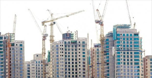 건설 원자재 수급 차질과 화물연대 총파업 등으로 공사 일정이 차질을 빚으면서 건설사들이 입주 지연에 따른 보상금 문제로 골머리를 앓고 있다. 서울의 한 아파트 단지 건설 현장. /뉴스1