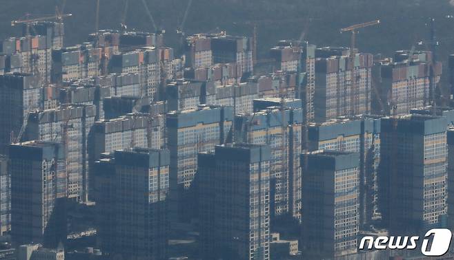 (서울=뉴스1) 임세영 기자 = 28일부터 무순위 청약의 무주택·거주지 요건이 폐지된다. 다음 달 무순위 청약이 예고된 서울 최대 재건축 단지로 꼽히는 올림픽파크포레온(둔촌주공 재건축)이 무주택·거주지 요건 폐지 혜택을 누릴 수 있게 됐다. 사진은 27일 서울 송파구 롯데월드타워 전망대 서울스카이에서 바라본 올림픽파크포레온(둔촌주공 재건축) 모습. 2023.2.27/뉴스1 Copyright (C) 뉴스1. All rights reserved. 무단 전재 및 재배포 금지.