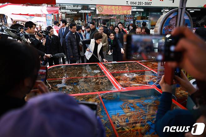 윤석열 대통령 부인 김건희 여사가 3일 경북 포항 죽도시장을 방문해 대게를 살펴보고 있다. (대통령실 제공) 2023.3.3/뉴스1 ⓒ News1 오대일 기자