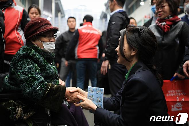 윤석열 대통령 부인 김건희 여사가 3일 경북 포항 죽도시장을 방문해 시민들과 대화하고 있다. (대통령실 제공) 2023.3.3/뉴스1 ⓒ News1 오대일 기자
