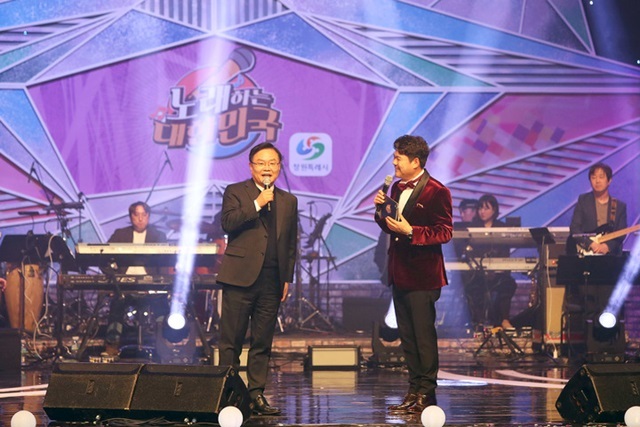 TV shipbuilding new music pro, KBS All States Born to SingEntertainment world all-around talent directing production MC etc. 1 person 3 station confidenceThis time, he is recognized as a entertainment all-around talent. This time, he will stand in front of viewers with a new Born to Sing program MC through South Korea singing which will be broadcast on TV shipbuilding from April.Kim Jong-kook is differentiating itself from the existing KBS All statesBorn to Sing in a format and composition distinctly ahead of full-scale broadcasting a month later.However, it is already attracting attention both inside and outside the broadcasting company how to solve the target audience of all the people of both sexes.It is also a matter of concern that there will be a new change in the broadcasting industry after the trot audition.Kim Jong-kook said, We have already prepared a broadcast schedule by running through the Municipalities of All states for several months, he said. We will be able to enjoy the different fun of amateur Born to Sing.I listened to Kim Jong-kook, who was in charge of program production, directing, and MC for one person.The interview was held for two hours in the meeting room of his outsourcing company Singing South Korea in Sangsu-dong, Mapo-gu, Seoul on the afternoon of the 28th of last month.TV Koreas new musical entertainment Singing South Korea, which is scheduled to air in April, is a song competition program of amateur singers from all states.It is a stage of opportunity for anyone to be treated as a star if they show off their hidden talents to local famous celebrities and handymen.It is anticipated to be another competition program in the style of All statesBorn to Sing, which is first attempted on the mainstream channel.I can not explain it in detail, but it is clear that there is an invisible pressure from the people of the existing broadcasting company. Some legendary singers are dying to appeal disadvantage pressure after being on stage as an invited singer of South Korea .As an MC, I am in a position to be a singer as a program producer, so I am worried about how to solve it in the future.It is not true or appropriate to say that Yongsan gave a signal or pushed it from the National Assembly.Everyone in South Korea knows that they did election campaigns during the presidential election, but if they get preferential treatment in broadcasting, they will soon become controversial. Rather, I was discriminated against.As I launched this program, I realized once again that entertainers should distance themselves from politics.Yes, so jealousy is not a joke before the broadcast starts.  You know, its not a joke, its a joke that the program is organized on a line.  Its a story that does not work in an age of infinite competition.I have been selling for months, running around All states Municipalities, putting in proposals and selling them.Its a pity that its buried in All statesBorn to Sing before the show. There is no comparable program at the moment, so it seems like it comes out before it is broadcast. Its similar in format, but its actually completely different in color.I am confident that South Korea singing will be loved by viewers as long as I have been thinking about it for a long time. It is meaningful to stick to the familiar form for decades, but if the needs of the times change, change is also necessary.Kim Jong-kook said, Although the format seems similar to the existing KBS All statesBorn to Sing, which is a preliminary contest, the compositions that add fun and excitement such as visiting trial and instant dance king selection are quite different.Out of a total of 15 finalists, five winners will be awarded prize money (Grand Prize 200, Excellence Prize 100, Encouragement Prize 50, Popular Prize 50, Dance King 50).We have already finished recording four episodes, and we have fixed recording schedules with more than 20 municipalities in all states.The rest of the Municipalities are also under discussion, so you can assume that the broadcast is actually secured by the end of this year. Im sure there will be more requests when the broadcast begins.I am confident that there will be no problem in going to the longevity program for the next 10 or 20 years.Kim Jong-kook finished his second recording in Mungyeong, Gyeongsangbuk-do, which is his hometown, starting with Changwon station special city in Gyeongnam.Changwon station, which was held at Seongsan Art Hall Grand Theater, introduced local specialties, followed by the stage of invited singers such as Sulwondo, Kim Soohee, Kangjin, and Jungmin.In line with the audience participation concept, some audiences were hot enough to preoccupy the front seat early on the recording day.First of all, there is no no elimination. When 15 people who have been preliminarily judged come to the finals and perform a song confrontation, a total of 10 people including MC will conduct a fair and transparent examination.If I and the members of the band (9 members) give a score (7 points, 8 points, 9 points, 10 points) each, it will be released as soon as the song ends. This score is also fun to watch because viewers can judge it.The Dance King Party is an exciting seasoning corner where visitors can visit the traditional markets and local attractions to find amateur singers and express the excitement of the audience on the day of recording.Kim Jong-kook said, The first goal is to give all viewers a pleasant pleasure, he said.Cuckoos flew into the air with their hands and mouths as they made a cuckoo-cuckoo-cuckoo-cuckoo-cuckoo sound.Five to six such cuckoos responded to Kim Jong-kooks fake cries and flew in a word. It was an incredible sight to see.