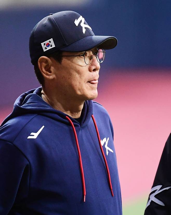 이강철 WBC 대표팀 감독이 3일 서울 고척에서 열린 대표팀 훈련을 지켜보고 있다. /스포츠조선