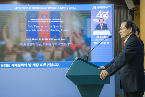 Lee Han-goo, rector of the Global Academy for Future Civilizations, gives an update report on International Day of Peace during a commemorative ceremony for the 40th annual United Nations International Day of Peace with the Peace BAR Festival 2021 on Sept. 17 at Kyung Hee University's Seoul campus. [KYUNG HEE UNIVERSITY SYSTEM]