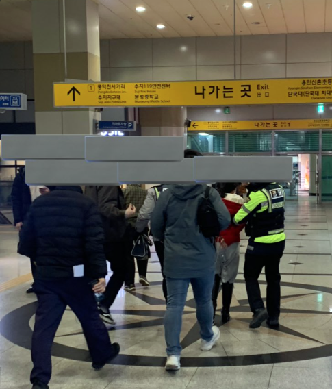 수인분당선 전동차 안에서 흉기를 휘둘러 3명을 다치게한 A씨가 경찰에 체포돼 연행되고 있다. 독자 제공