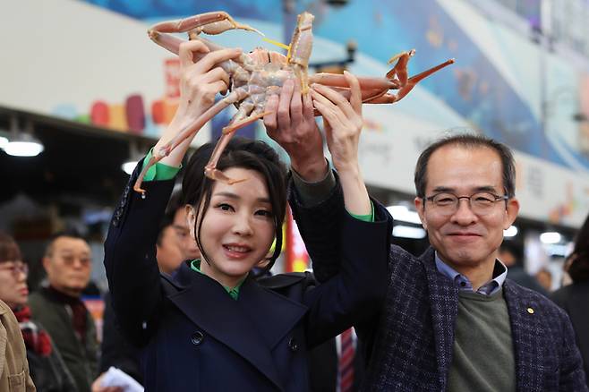윤석열 대통령 부인 김건희 여사(사진 앞줄 왼쪽)가 3일 경북 포항 죽도 시장을 방문해 대게를 들어보고 있다. 대통령실 제공