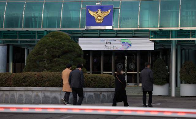 지난달 28일 서울 서대문구 경찰청에서 직원들이 출근하고 있다. 뉴시스