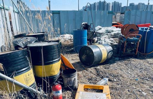 한국수자원공사(K-water)의 시화MTV 내 미매각 토지를 임대받아 야적장으로 사용 중인 금호건설㈜ 의 하도급업체인 ㈜계림토건이 현장관리를 제대로 하지 않아 각종 불법이 난무하고 있다. 사진은 각종 폐기물이 적치된 현장. 김형수기자