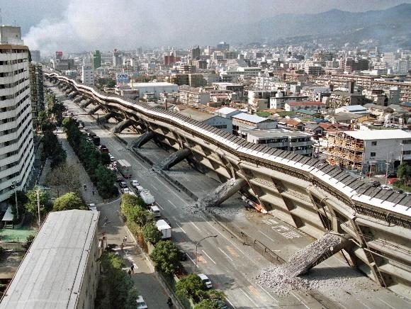 지난 1995년 1월 17일 일본 고베와 그 인근지역을 강타한 강진 발생후 고베 부근 니시노미야에서 고가 고속도로가 붕괴된 모습. AFP연합뉴스 자료사진