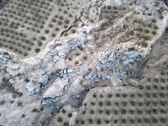 튀르키예  하타이주 테페한 지역에서 대지진 이후 거대한 협곡이 생겨났다. 테페한 로이터 연합뉴스
