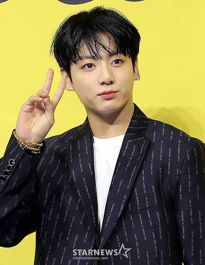 방탄소년단(BTS) 정국이 21일 오후 서울 송파구 방이동 올림픽홀에서 진행된 새 싱글앨범 'Butter' 발매 기념 쇼케이스에서 포즈를 취하고 있다. 'Butter'에는 버터처럼 부드럽게 녹아들어 너를 사로잡겠다는 방탄소년단의 귀여운 고백이 담겨있다. 방탄소년단은 'Butter'를 사실상의 선 공개 싱글로 스타트를 끊고 6월 중 'Butter'가 포함된 새 앨범을 발매할 계획이다. 2021.05.21 /사진=김창현 기자 chmt@