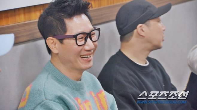 Ji Suk-jin, did not you spend all your pocket money for a year? 32 Hanwoo Alcoholic drinks would have cost you a lot of Alcoholic drinks.Still, Ji Suk-jin shouted happiness after a lump-sum payment.At the SBS Running Man broadcast on the 5th, the members gathered at a gymnasium. The banner of Ji Suk-jin shoots was hung at the gymnasium, which surprised all the members.In the last Winter MT Special, Ji Suk-jin was given an Alcoholic drink place to keep what he said, I can buy anything because I am a junior.On this day, Ji Suk-jin told the members, I honestly wanted to buy you guys. I bought it and the camera came.The camera came and I did not buy it. However, Yoo Jae-seok said, Please eat the sirloin because the price is safe. However, Yang claimed to be an anchor, and eventually he decided to start with a special part, and the Running Man staff came in one by one. As the number of people increased, the Alcoholic drink seat eventually turned into a super scale.It turns out that this Alcoholic drink has a hidden rule: every time the Running Man members mention Seoksam, Im angry, Delicious, and PresidentIn fact, Ji Suk-jin said, Let the producers come too when talking to the production crew. On the day of filming, he was informed that every time you say delicious, one crew member will be put in and eat.In the meantime, the restaurant was filled with the production crew, and Ji Suk-jins expression became darker.In the end, Ji Suk-jin turned the roulette directly, but Ji Suk-jin full payment came out, foreshadowing that the crew would pay for the alcoholic drink with the staff and the roulette showdown.Running Man members and staff cheered, and Ji Suk-jin shook hands with the crew and moved to the front of the cash register. And Did you enjoy it? Im glad.I am happy if you have enjoyed it. Ji Suk-jin, who laughed brightly, shouted, Temporary payment! There is no installment! You are Payment! 