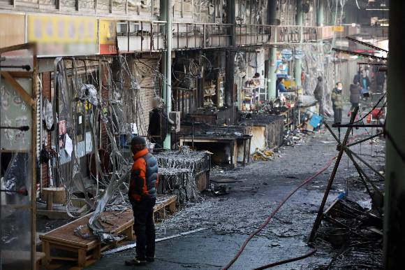 5일 오전 인천시 동구 송림동 현대시장에서 상인들이 전날 발생한 화재로 인해 잿더미로 변한 점포를 살펴보고 있다./사진=뉴스1