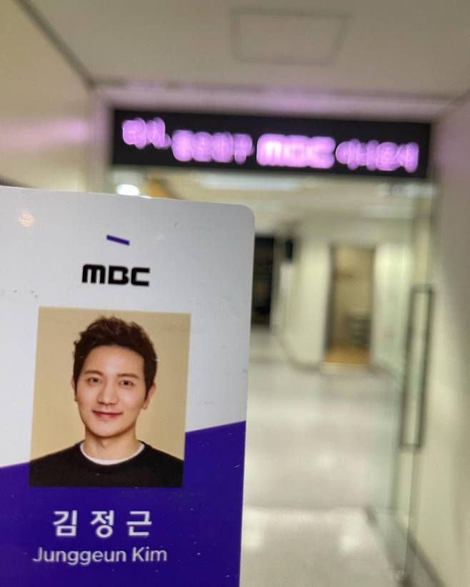 Kim Jung-geun Announcer is leaving MBC.Kim Jung-geun said on June 6, My youth, my MBC, who gave me a scarcity twice, let me know the use of my person, and trained me through happiness and frustration. I will leave there again.The Departure is back at the turning point of life to renew strength at the last age.I will finish the last week well, he added, Two incidents, two leaves, the new Departure. Kim Jung-geun, who was the incident with MBC Announcer in 2004, left MBC in March 2017, but re-entered MBC in May 2018, one year and two months after Leave.MBC decided that it needed a sports caster, and decided to re-incident kim jung-geun.Kim Sung-keun once again declared FA, leaving MBC again after 4 years and 10 months of The Incident. It was about 19 years in 2004 by The Incident.kim jung-geun worked as a relay cast in major sports events such as the World Cup and the Olympic Games during his MBC career, and also conducted cultural programs such as Pleasant Day, True Story Exploration Team and Live Pension Lottery 720+.In 2010, he married Lee Ji-ae, who was KBS Announcer at the time, and now has daughter Seo Yang and son Dooyun.