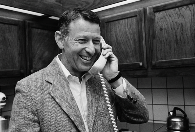 폴 버그는 1971년 서로 다른 유기체의 DNA 일부를 이어 붙이는 유전자 재조합 실험에 성공, 80년 노벨생리의학상을 받은 스탠퍼드대 생화학자다. 그는 학계 안팎의 우려와 비판에 직면한 뒤 후속실험을 스스로 중단하고 재조합유전자 실험 가이드라인을 만드는 데도 앞장섰다. 어쨌건 그의 성취로 유전공학이란 학문과 생명공학산업이 탄생했고, 유전자 조작 농산물 등에 대한 우려와 논란도 만만찮지만, 암을 비롯한 수많은 유전-자가면역성 질환 치료 및 백신 개발의 길이 열렸다. 유전학계에서는 71년 이전을 'B.C(Before Cloning)'라 농담처럼 부르기도 한다고 한다. 80년 10월, 노벨상 발표 직후 축하전화를 받는 폴 버그. AP 연합뉴스