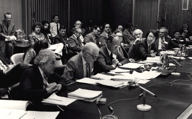 75년 아실로마 과학자대회에서 합의된 rDNA 연구 가이드라인과 논점을 협의하는 76년 미국립보건원 패널회의. nih.gov