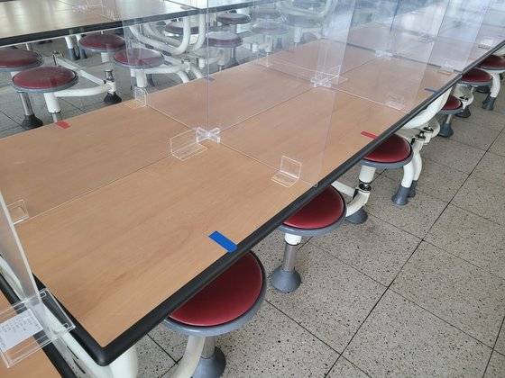 접착제로 고정된 학교 급식실 칸막이 모습. 독자 제공