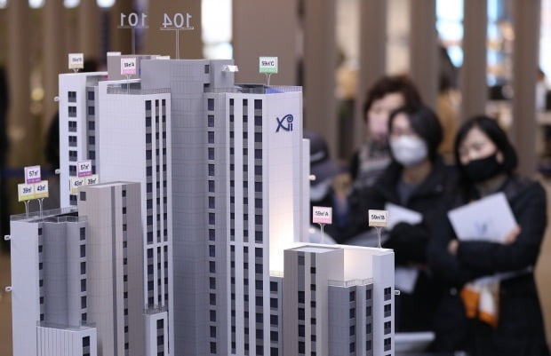 서울의 한 모델하우스에서 시민들이 주택 모형을 살펴보고 있다. 사진=뉴스1