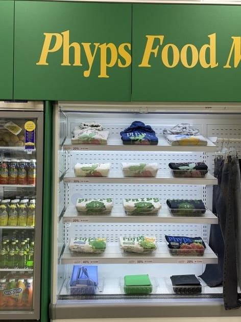 과일이 있어야 될듯한 오픈 쇼케이스에는 티셔츠들이 진열돼 있다.