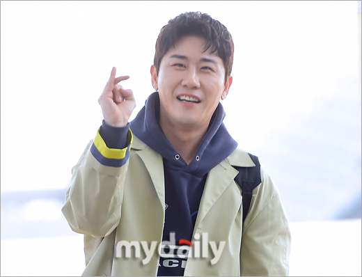 Singer Young Tak left for Vietnam on the afternoon of the 6th through Incheon International Airport to film season 5 of the SBS entertainment program Comfortable and Gongchiri: The Matchmakers.
