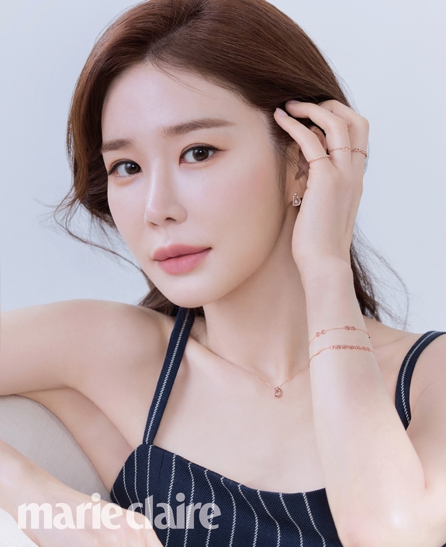 Yoo In-na exuded an irreplaceable charm.On March 6, YG Entertainment, a subsidiary company, unveiled a picture of the March issue of Marie Claire of actor Yoo In-na.Yoo In-na in the public picture resembled a warm spring and completely extinguished various jewelery.Natural wave hair and makeup, Bonnie Wright purple to white, pink and Bonnie Wright yellow, fresh color costumes brought Yoo In-nas elegant and bright atmosphere.Yoo In-na is a back door that filled the film with cheers and applause with poses and expressions that complement the costumes and jewelery worn.