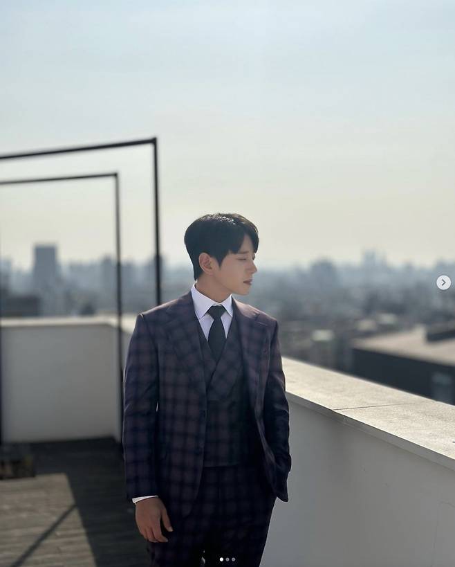 Hwang Chi-yeul posted three photos on his instagram on the 6th.In the photo, Hwang Chi-yeul was wearing a plaid suit on the roof and putting his hand in one pocket.Hwang Chi-yeul captivated The Earrings of Madame de... with a sleek jawline and high snout.On the other hand, Hwang Chi-yeul has appeared on Channel A entertainment program Travel Designers.