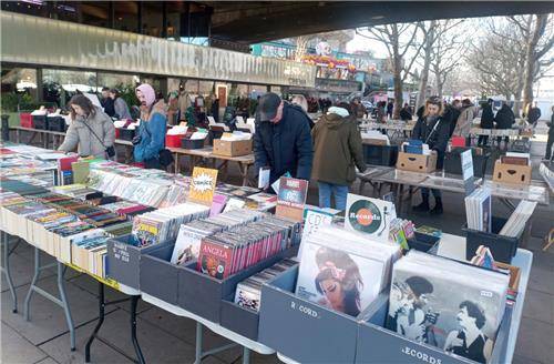 사우스뱅크의 고서적·고음반 판매 장터 (런던=연합뉴스) 백도인 기자 = 런던 사우스뱅크의 다리 밑에 장을 벌인 고서적·고음반 판매 장터. 이런 길거리 장터는 사우스뱅크에 활기와 재미를 더해주는 또 하나의 요소다. 2023.3.6
doin100@yna.co.kr (끝)