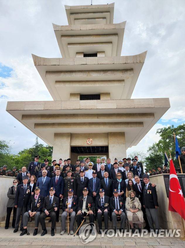 앙카라 한국공원의 한국전쟁 참전용사 기념탑 (이스탄불=연합뉴스) 주튀르키예(터키)한국대사관은 25일(현지시간) 앙카라 한국공원에서 6·25 전쟁 제72주년을 맞아 튀르키예군 및 튀르키예 참전협회와 함께 추모행사를 개최했다. photo@yna.co.kr