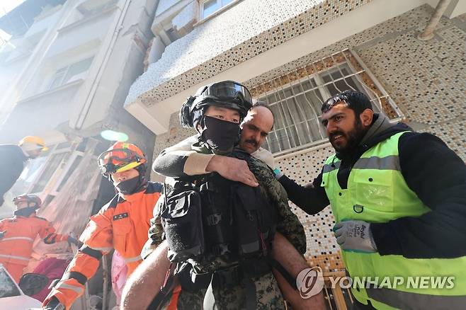 '형제의 나라' 구한 한국긴급구호대 (안타키아=연합뉴스) 김인철 기자 = 9일 오전(현지시간) 튀르키예 하타이 안타키아 일대에서 한국긴급구호대(KDRT) 대원들이 지진으로 무너진 건물 속에 갇혀 있던 시민들을 구조하고 있다. 2023.2.9
(끝) yatoya@yna.co.kr
