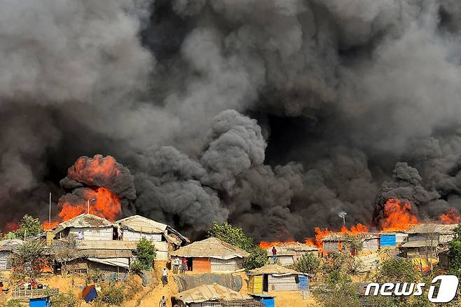 5일(현지시간) 방글라데시 남동부 콕스 바자르 지역의 난민촌에 대형 화재가 발생해 검은 연기가 하늘을 가득 메우고 있다. 2023.3.5. ⓒ 로이터=뉴스1 ⓒ News1 정윤미 기자