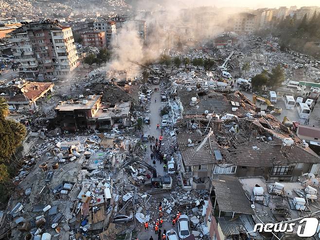 9일 (현지시간) 규모 7.8의 강진이 강타한 튀르키예 하타이에서 곳곳에 붕괴된 건물의 참상이 보이고 있다. ⓒ 로이터=뉴스1 ⓒ News1 우동명 기자
