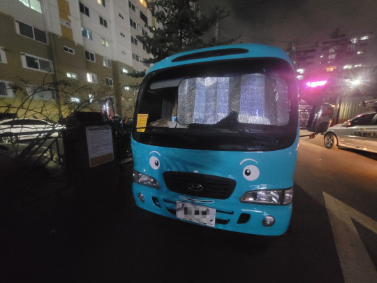 대전 서구 도마동 아파트 인근 통행로에 주차된 소형 버스. 사진=독자 제공
