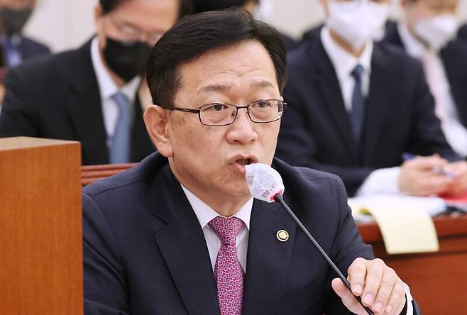 ▲석동현 민주평화통일자문회의 사무처장이 지난달 15일 오전 열린 국회 외교통일위원회 전체회의에서 의원질의에 답변하고 있다. ⓒ연합뉴스
