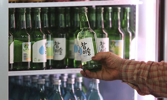 서울 강남의 한 식당에서 종업원이 소주를 꺼내고 있다. 뉴시스