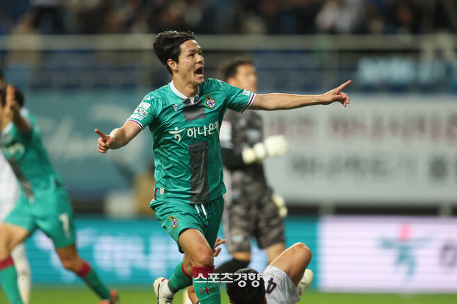 대전하나시티즌 주세종이 지난 시즌 김천 상무와 승강플레이오프 1차전에서 골을 넣고 세리머리를 하고 있다.  프로축구연맹 제공