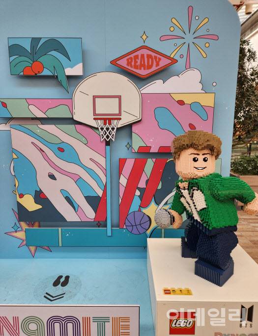 더현대 5층에 마련된 ‘레고 BTS Dynamite 팝업스토어’에 마련된 BTS 멤버 대형 레고블럭. (사진=이데일리)