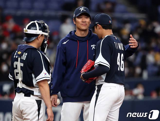 7일 오후 일본 오사카 교세라 돔에서 열린 대한민국 WBC 대표팀과 일본 프로야구 한신 타이거스와의 경기, 대표팀 정현욱 투수코치가 5회말 2사 1루에서 교체되는 원태인의 어깨를 다독이고 있다. 2023.3.7/뉴스1 ⓒ News1 김진환 기자