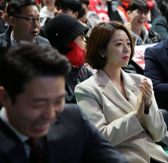배현진 국민의힘 의원이 공유한 사진. 왼쪽 아래에 활짝 웃고 있는 이기인 청년최고위원 후보가 찍혔다. 배현진 의원 페이스북 캡처