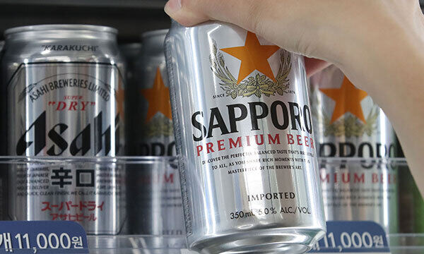한 고객이 7일 서울의 한 편의점에서 일본 맥주를 고르고 있다. 관세청 무역통계에 따르면 올해 1월 일본 맥주 수입액은 지난해 같은 달보다 4배 넘게 급증했다. 뉴시스
