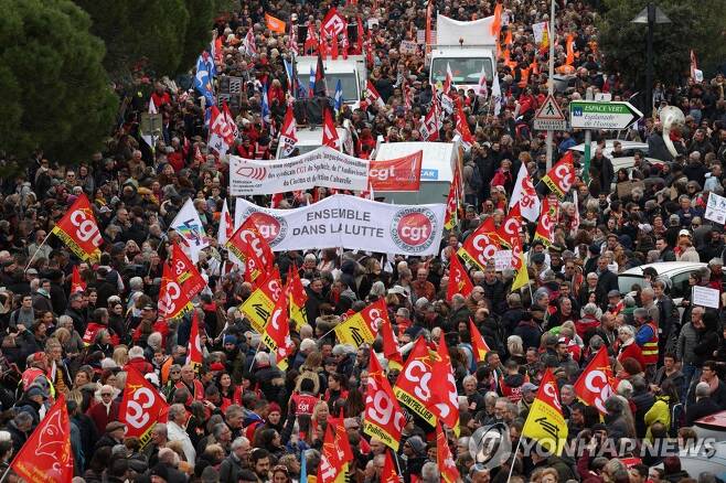 프랑스 몽펠리에에 모인 연금개혁 반대 시위대 [AFP=연합뉴스. 재판매 및 DB 금지]
