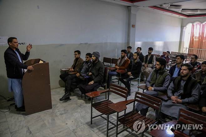 아프가니스탄 대학들, '여성 대학 수업 참여 금지' (EPA=연합뉴스) 아프가니스탄 수도 카불의 사립대학인 라나대학교에서 7일(현지시간) 남학생들만 수업을 듣고 있다. 탈레반 정부가 지난해 12월 여학생의 대학 수업 참여를 금지하면서 지난 6일 개강한 대학들은 여학생 없이 수업을 시작했다. 2023.3.8 [재판매 및 DB 금지]