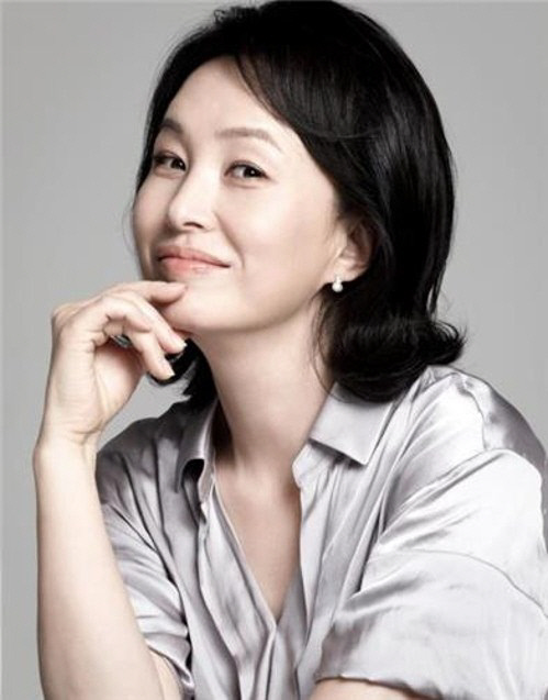Kim Mi-sook announced the news to the listeners on the 9th broadcast. Kim Mi-sook said goodbye to the family music for personal reasons such as shooting on the air.Listeners to Kim Mi-sooks news that they had a lot of trouble in the past, and I regret that I will remember it as a beautiful memory.KBS officials said that Kim Mi-sook, who has been on the radio for the past five years, has been getting off the program due to various problems such as drama shooting.The successorDJ is undecided. It is expected to be decided soon.Kim Mi-sook has been working on KBS, MBC, and SBS terrestrial radio programs such as Kim Mi-sooks music salon, Beautiful morning Kim Mi-sook, .The warm and elegant voice is considered to be the strength of Kim Mi-sook. ⁇ Kim Mi-sooks Home Music  ⁇  has been on the air since 2018. ⁇  Music lovers loved  ⁇ Kim Mi-sooks home music  ⁇  has been on the air for the first time in 11 years since her departure from all music  ⁇  in the world.Kim Mi-sook, who has dropped out of Radio, is expected to focus on acting.Kim Mi-sook recently performed as a charismatic construction company representative Oh Hye-seok in tvN  ⁇   ⁇   ⁇   ⁇   ⁇   ⁇ , and played the role of Yoon Hye-rin, the mother of the prosecutor Jun Kyung (Moon Chae Won) in SBS drama  ⁇   ⁇   ⁇   ⁇   ⁇   ⁇   ⁇ .