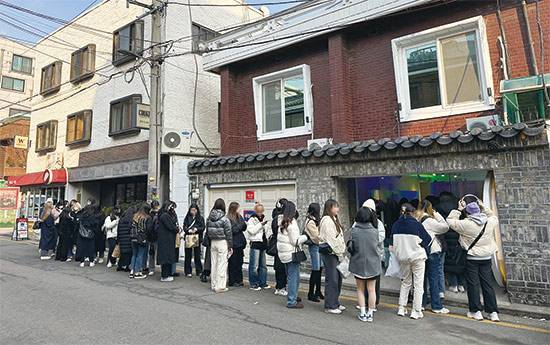 최근 셀프 사진관이 MZ세대 사이 큰 인기를 끌면서 매장 앞 기다란 대기줄도
익숙한 풍경이 됐다. 사진은 서울 합정에 위치한 ‘RGB포토스튜디오’. (RGB포토스튜디오 제공)