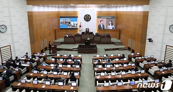 오세훈 서울시장이 22일 오전 서울 중구 서울시의회에서 열린 '제316회 임시회' 제3차 본회의에서 시의원들의 질의에 답변하고 있다. 2023.2.22/뉴스1 ⓒ News1 이승배 기자