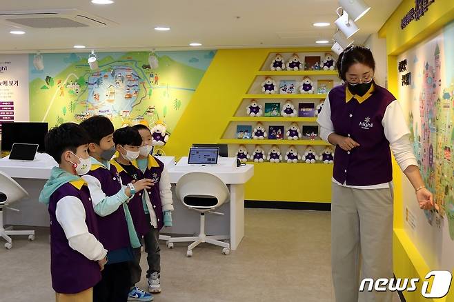 강원랜드 등이 출자한 키즈라라가 10일 전남 화순군에서 개장한 가운데, 키즈라라에 설치된 '하이원 여행사' 테마 직업체헙관에서 어린이들이 강원도 폐광지역의 관광지 등에 대한 설명을 듣고 있다. (강원랜드 제공) 2023.3.10/뉴스1