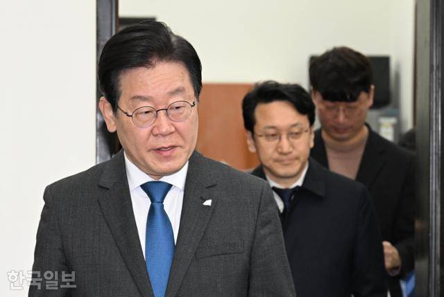 이재명 더불어민주당 대표가 지난 9일 국회에서 열린 학교폭력 근절 및 피해자 회복지원을 위한 간담회에 참석하고 있다. 고영권 기자