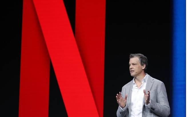 그렉 피터스(Greg Peters) 넷플릭스 공동 최고 경영 책임자(CEO)가 지난달 28일 오후(현지시간) 스페인 바르셀로나 피라 그란 비아의 ‘모바일월드콩그레스’(MWC) 전시장에서 엔터테인먼트의 미래를 주제로 기조 연설을 하고 있다. 바르셀로나=뉴스1