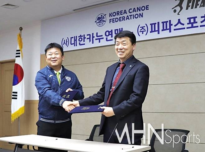 대한카누연맹 조현식 회장(왼쪽)과 ㈜피파스포츠 권종철 대표이사가 스폰서 협약서를 교환하며 악수를 하고 있다. (대한카누연맹 제공)